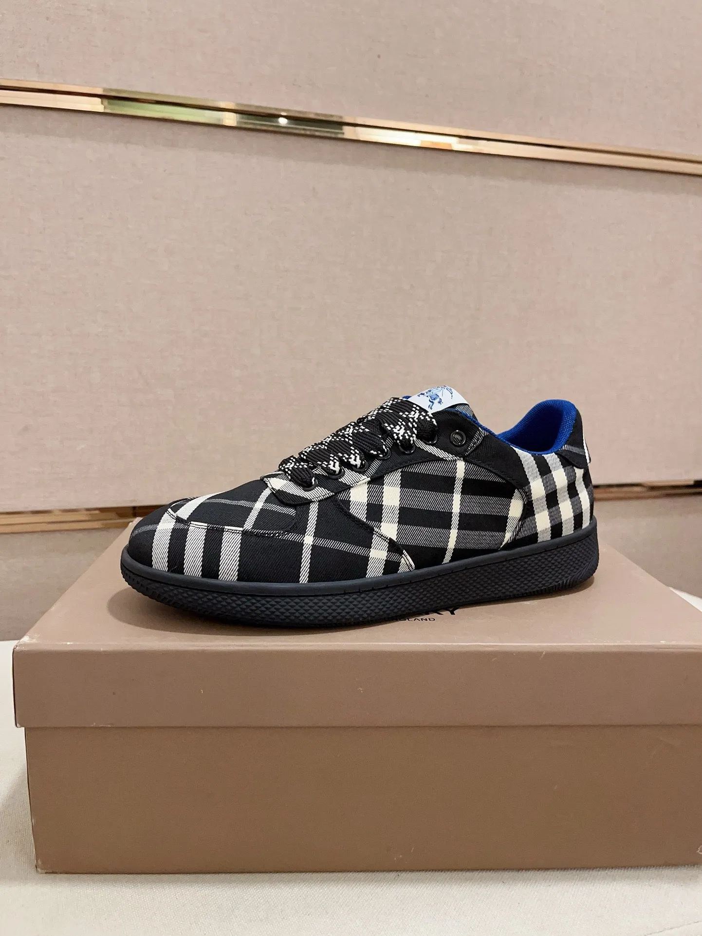 Men's shoes 💰: 560💰🇮🇹🇮🇹The counters are synchronized with Burberry's top purchasing agents🔍🔍Synchronized sales. Positive code number: 38-44. Italian imported cowhide, fully imported sheepskin lining, sole: original sole provided by the original factory, exclusive movable molded sole, super comfortable, original factory follow-up order, 🔍🔍high quality, you can enter and leave the counter at will, welcome to compare (45 yuan for customization, no return or exchange)